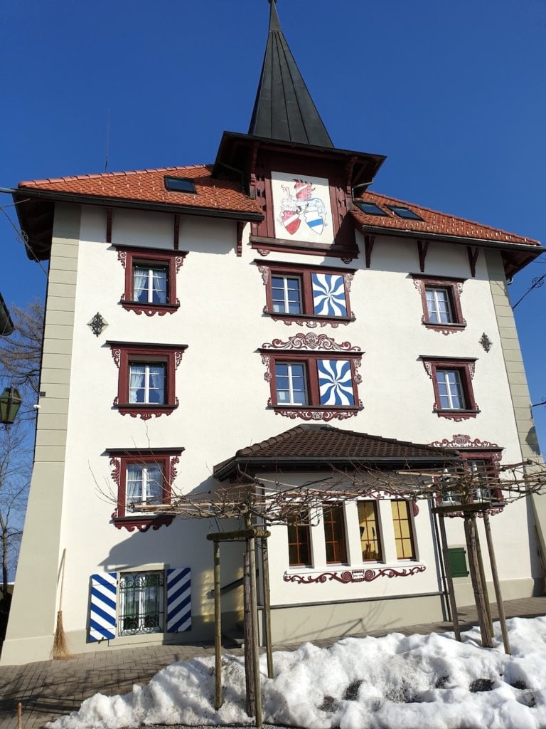 <p>Schloss Schwandegg. Das Generalhaus der Piusbrüderschaft wird von der Zuger Flagge geschmückt.</p>